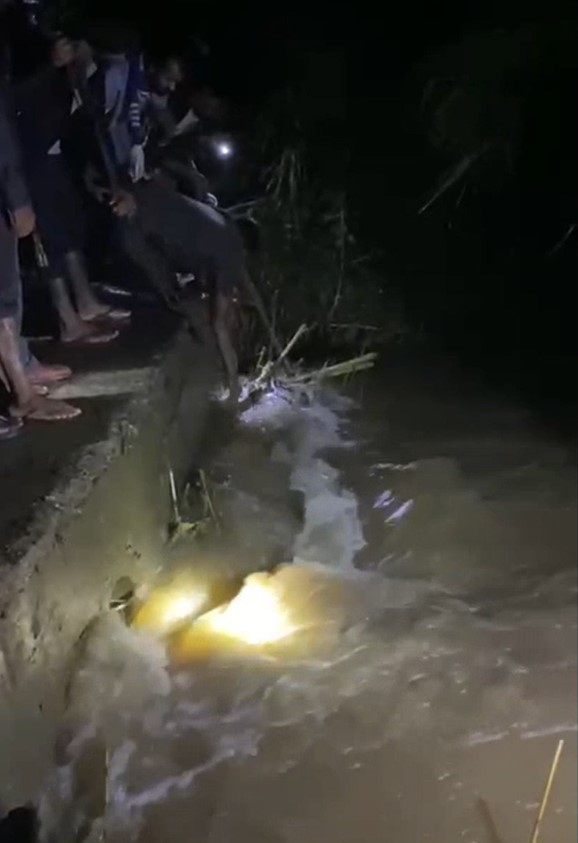 වැලිමඩ ජලපහරකට හසුව අඹු සැමි යුවලක් ගසාගෙන යයි – බිරිඳ ගේ මළ සිරුර හමුවේ වැලිමඩ ජලපහරකට හසුව අඹු සැමි යුවලක් ගසාගෙන යයි – බිරිඳ ගේ මළ සිරුර හමුවේ