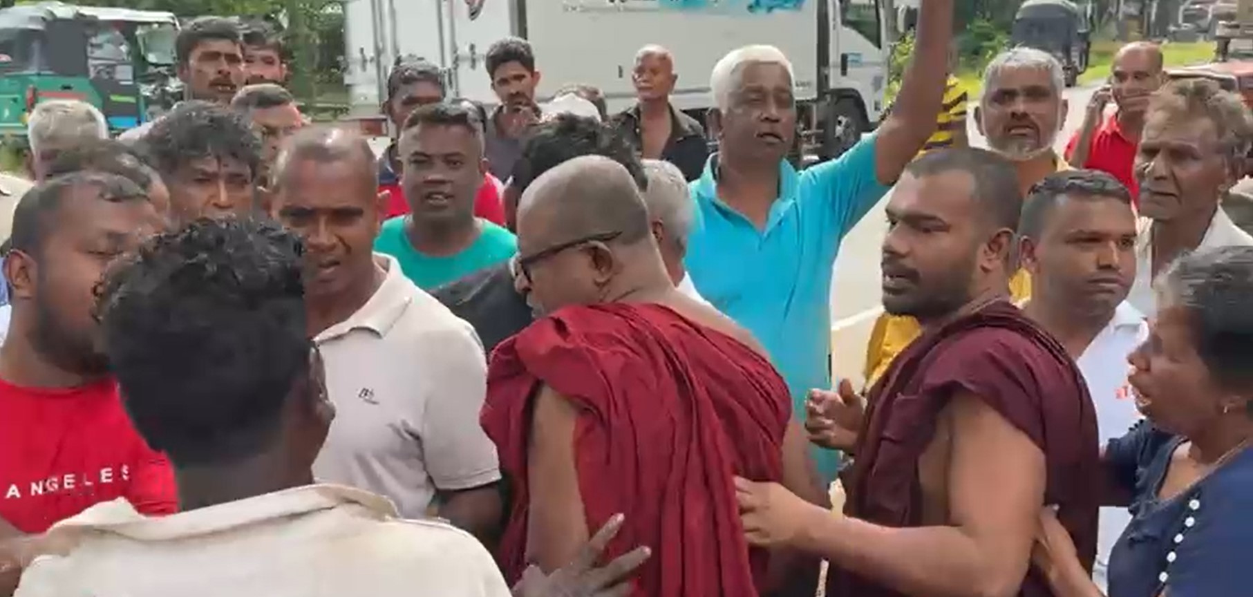 වැල්ලවායේ ඉඩමක් බෙදාගන්න පන්සල සහ පදිංචිකරුවන් අත‍ර උනුසුම් තත්ත්වයක්