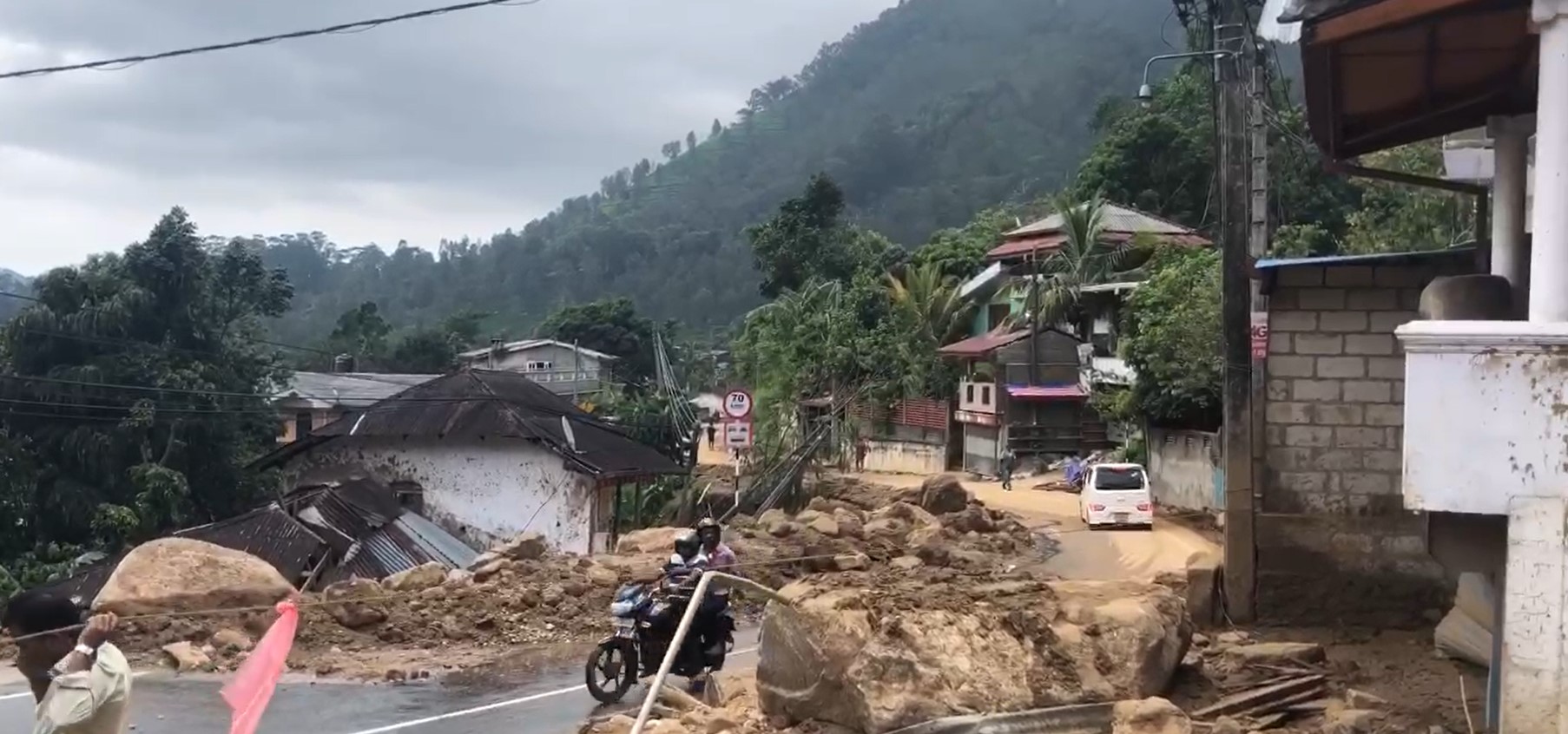 බදුල්ල ආපදා තත්ත්වය කඩිනමින් පිළිසකර කරන්න ඇමති සමන්ත ගෙන් පිළියම්