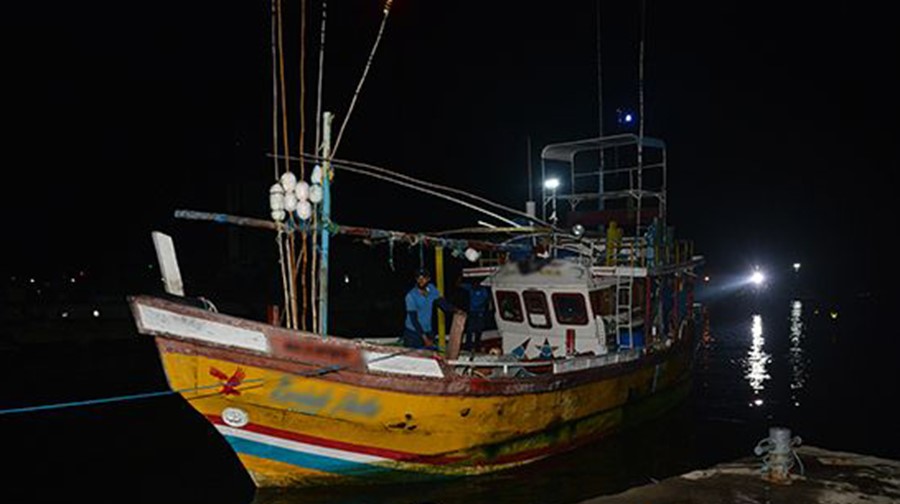 අයිස් සහ හෙරොයින් කිලෝ 77 කට අධික ප්‍රමාණයක් සමග කල්පිටියෙන් බෝට්ටුවක් නාවික හමුදා බාරයට