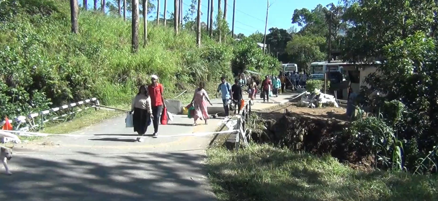 හැටන් – කාසල්රි ජලාශය හරහා ලක්ෂපාන මාර්ගයේ පාලමක් ගිලාබැසීමෙන් ගමනා ගමනය තාවකාලිකව නවතී