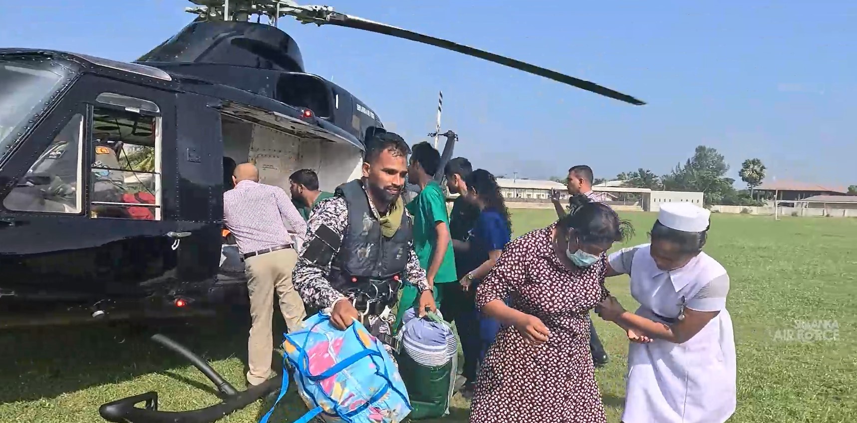 හලාවත මූලික රෝහලේ සිටි මව්වරුන් සහ බිළිඳු දරුවන් පිරිසක් ගුවනින් පුත්තලමට