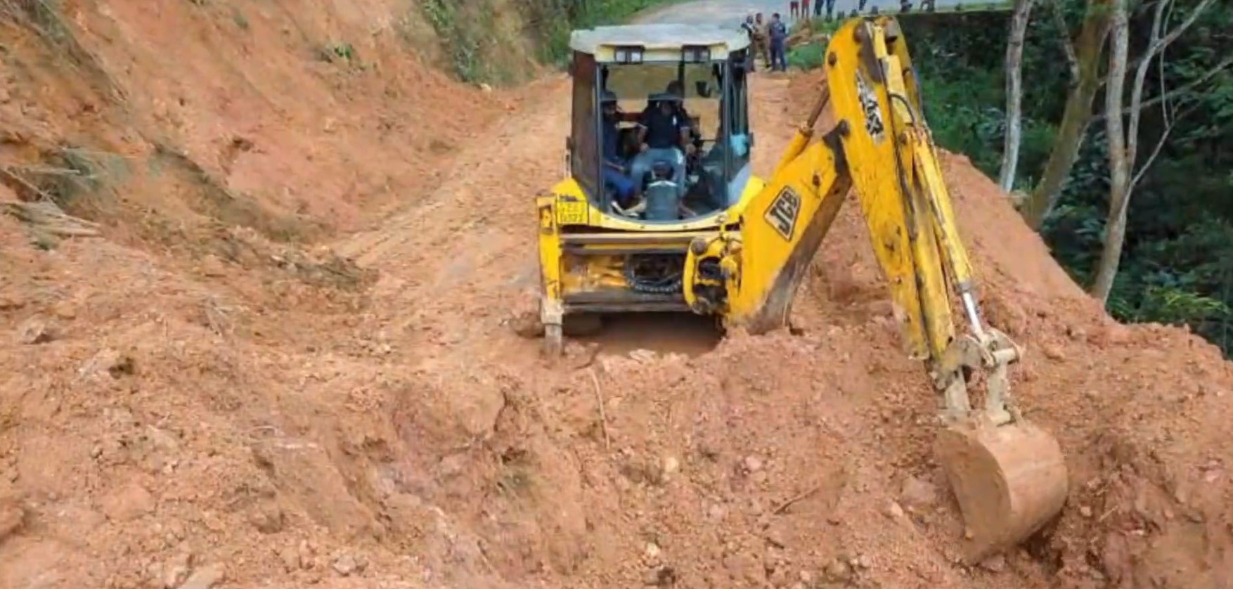 අධික වර්ෂාවෙන් දිවයිනේ මාර්ග 70 ක ගමනා ගමනයට බාධා