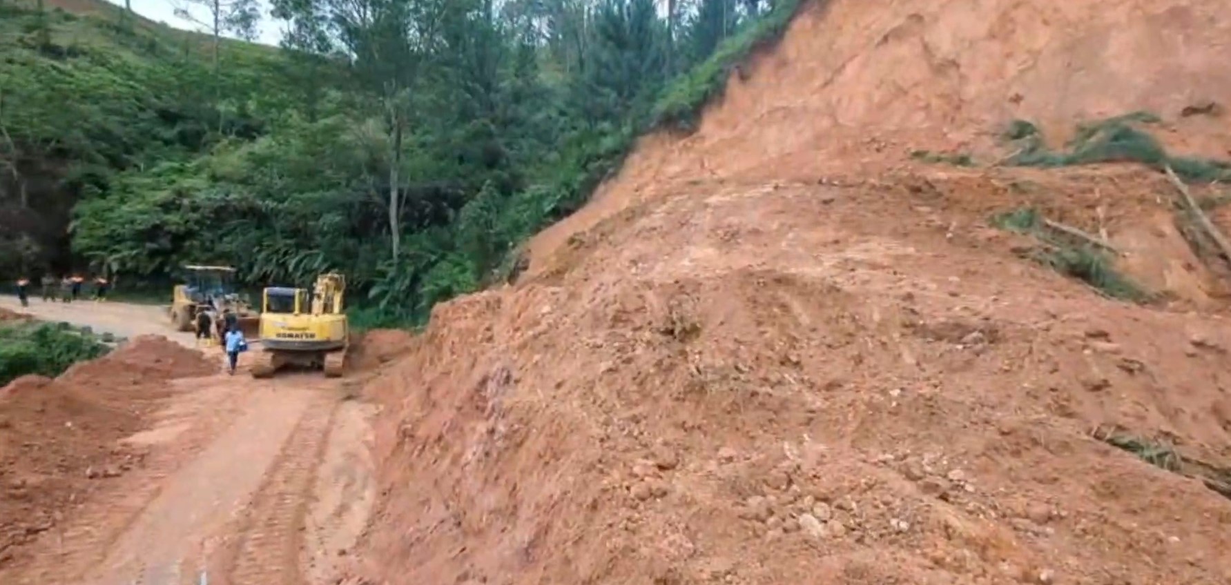 හැටන් – කොළඹ මාර්ගයේ පස් ඉවත් කිරීම කඩිනම් කරයි හැටන් – කොළඹ මාර්ගයේ පස් ඉවත් කිරීම කඩිනම් කරයි