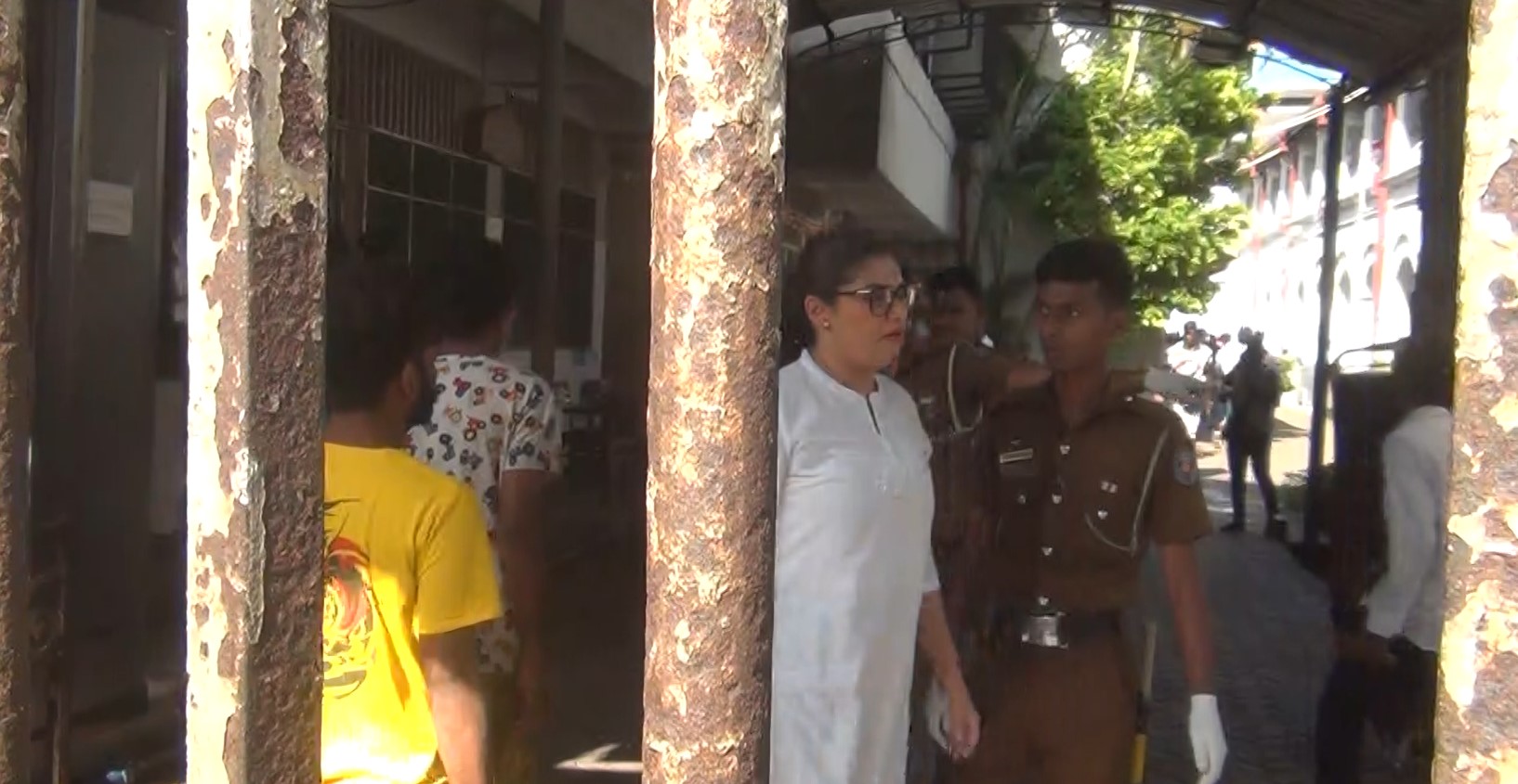 හිරුනිකාට එරෙහි වීදි නාට්යයක් පෙන්වීමේ නඩුව මාර්තු 16 කැඳවීමට නියෝගයක් හිරුනිකාට එරෙහි වීදි නාට්යයක් පෙන්වීමේ නඩුව මාර්තු 16 කැඳවීමට නියෝගයක්