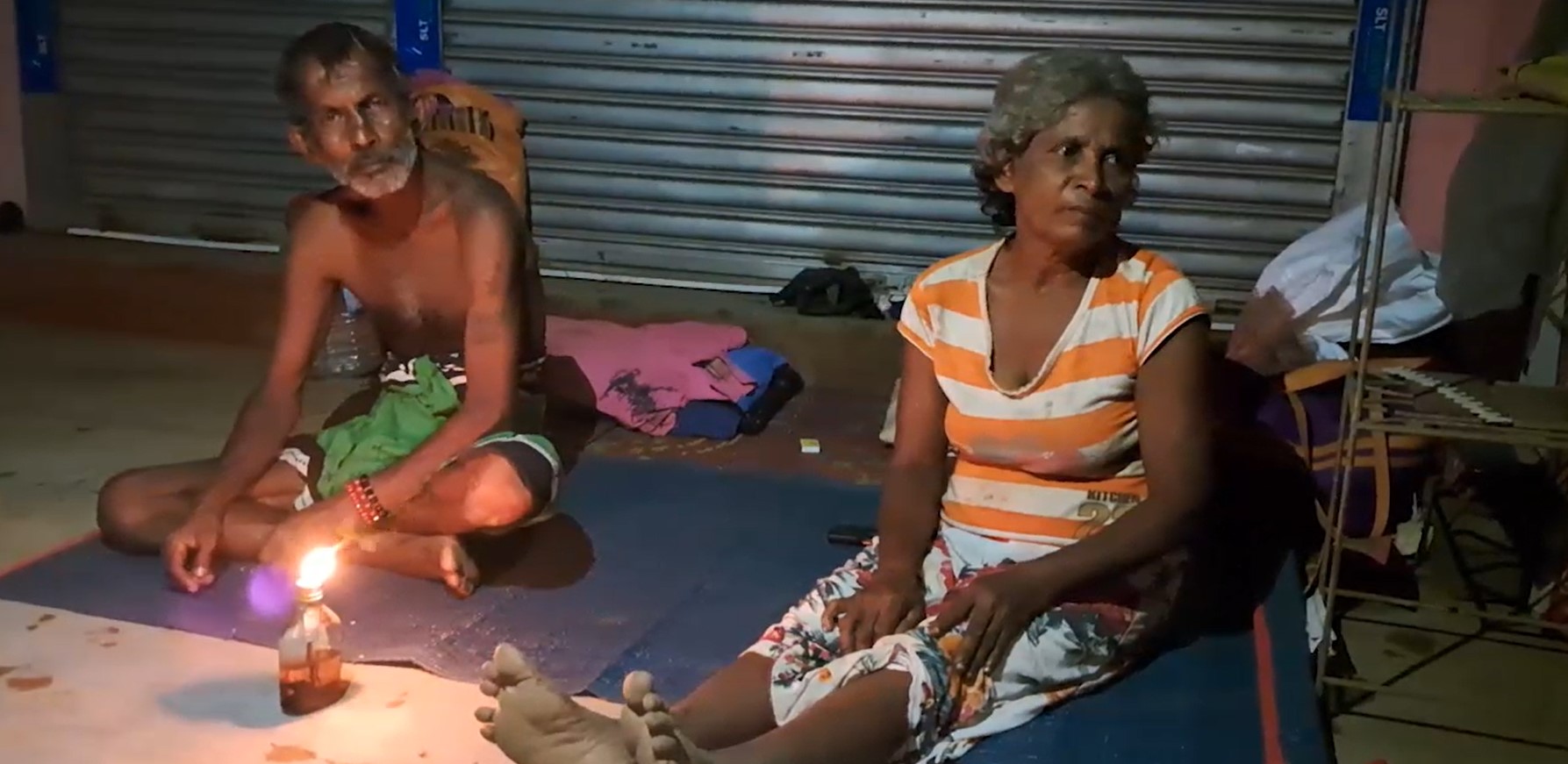 ජීවිත හැර සියල්ල ගසාගෙන ගිය මනම්පිටියේ අසරණ යුවල ජීවිත හැර සියල්ල ගසාගෙන ගිය මනම්පිටියේ අසරණ යුවල