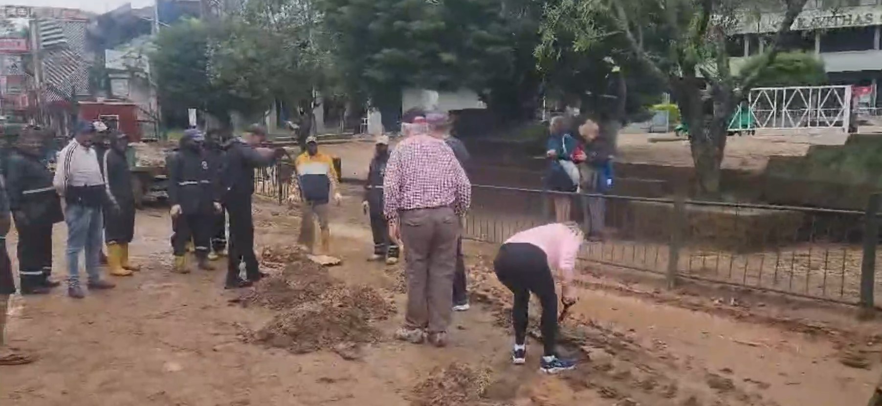 ජලයෙන් යට වූ නුවරඑළිය පිරිසිදු කිරීම් ඇරඹේ – මර්ග පිළිසකර කිරීම් ආරම්භ කරයි