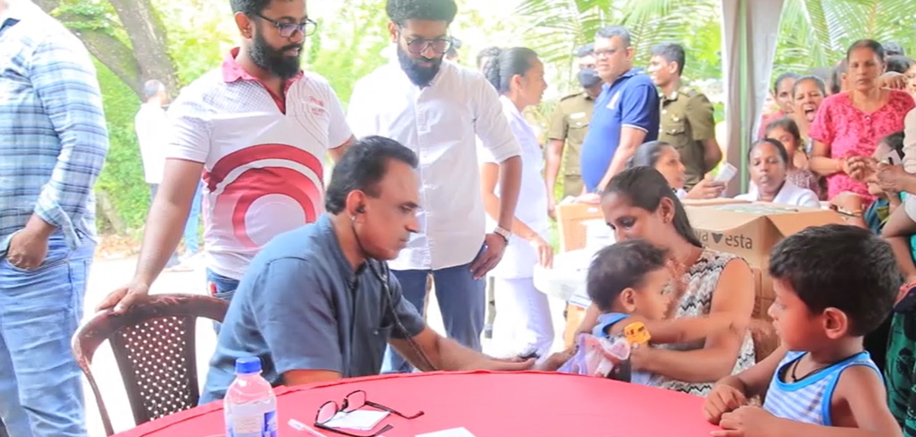 ආපදාවෙන් පීඩාවට පත් ජනතාවට ඇමතිත් බෙහෙත් දෙයි ආපදාවෙන් පීඩාවට පත් ජනතාවට ඇමතිත් බෙහෙත් දෙයි