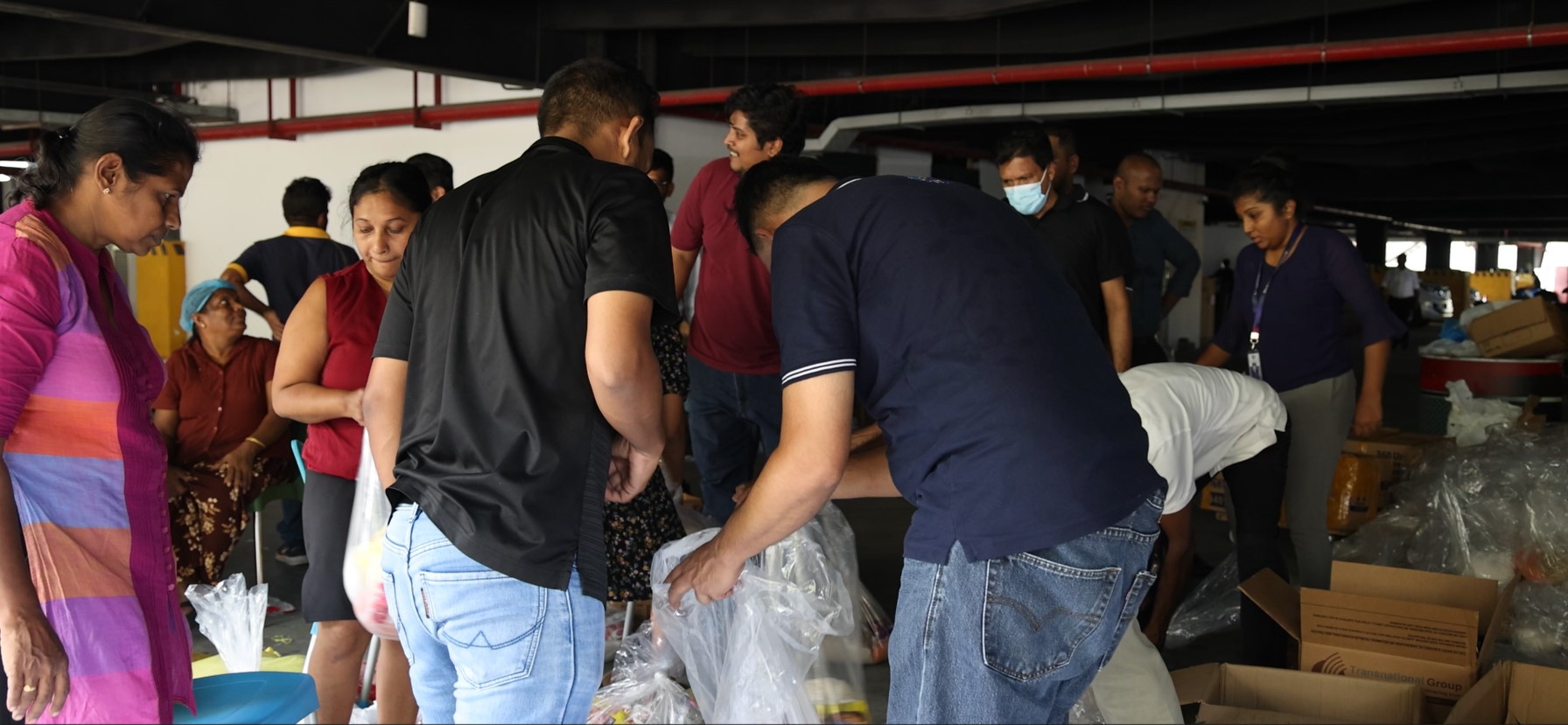 මිනිසත්කමින් පොහොසත් ” ස්වර්ණ ශ්රී සහන සත්කාරය ” ආපදාවට ලක් වූවන් සොයා ගමින් ගමට මිනිසත්කමින් පොහොසත් ” ස්වර්ණ ශ්රී සහන සත්කාරය ” ආපදාවට ලක් වූවන් සොයා ගමින් ගමට