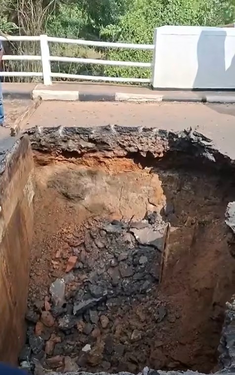 කොළඹ – පුත්තලම ප්‍රාධාන මාර්ගය සෙංගල් ඔය පාළමේ කොටසක් ගිලා බසී