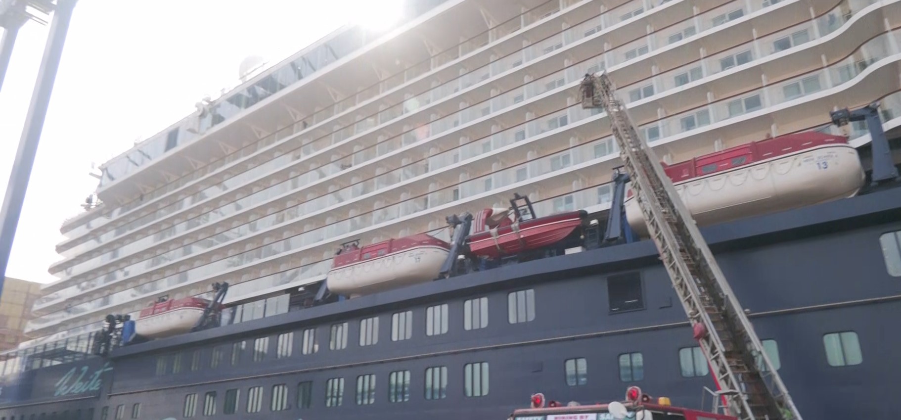 “මයිඩ් ෂිප්” නෞකාව සංචාරකයින් 2700 ක් රැගෙන කොළඹ වරායට