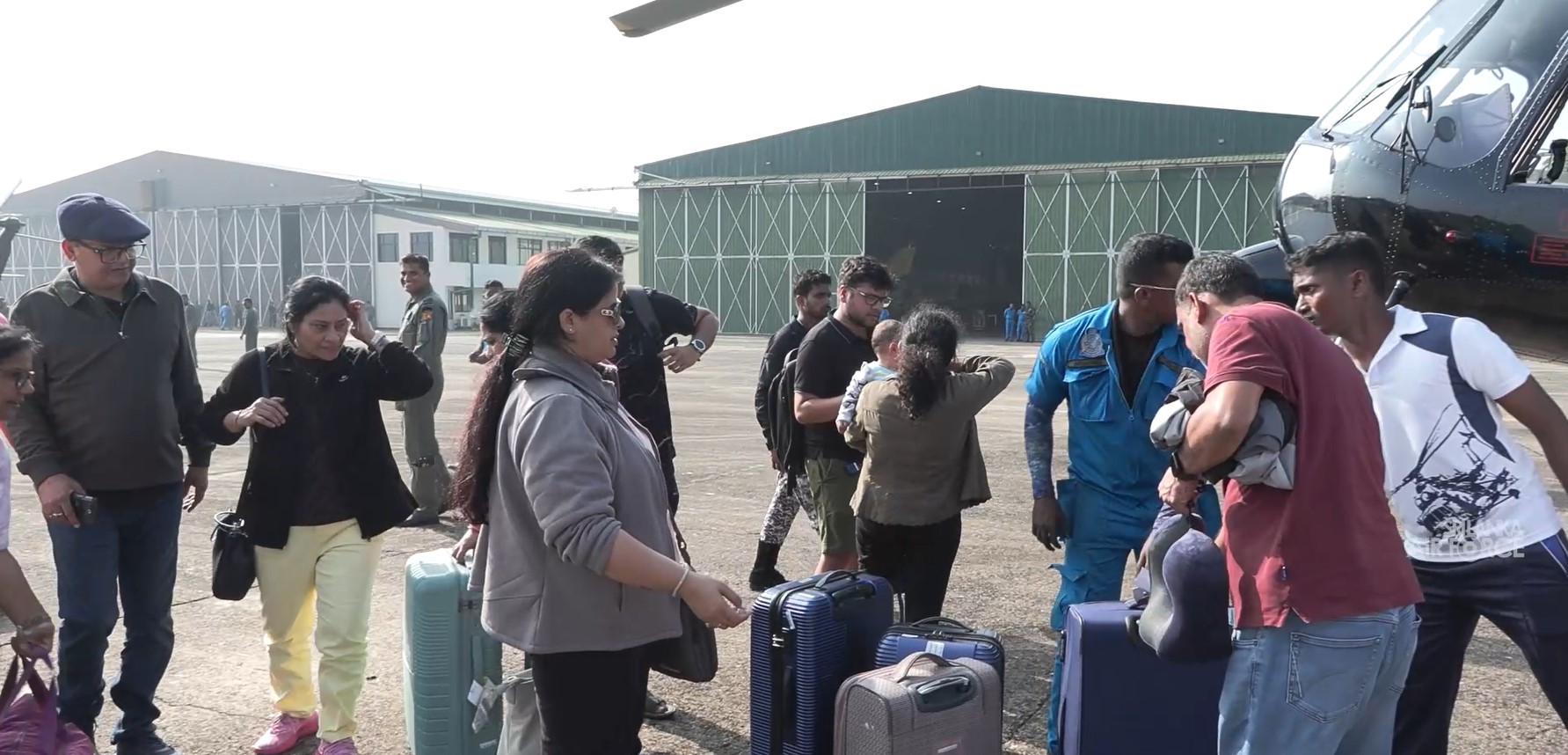 නුවරඑළියේ සිරවී සිටි විදේශිකයින් 21 ක් ගුවන් හමුදාවෙන් රැගෙන එයි නුවරඑළියේ සිරවී සිටි විදේශිකයින් 21 ක් ගුවන් හමුදාවෙන් රැගෙන එයි