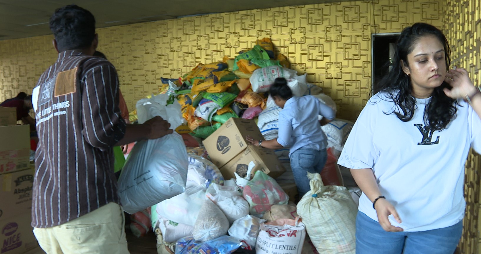 ස්වර්ණවාහිනී මාධ්‍ය ජාලයේ ” ස්වර්ණ ශ්‍රී සහන සත්කාරයට” ආධාර රැගෙන රට වටින් මහ පිරිසක් (VIDEO)