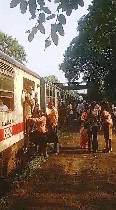 දුම්රිය ධාවනය ඇන හිටීමෙන් රැකියා සඳහා පැමිණෙන පිරිස් තවමත් අපහසුවෙන්