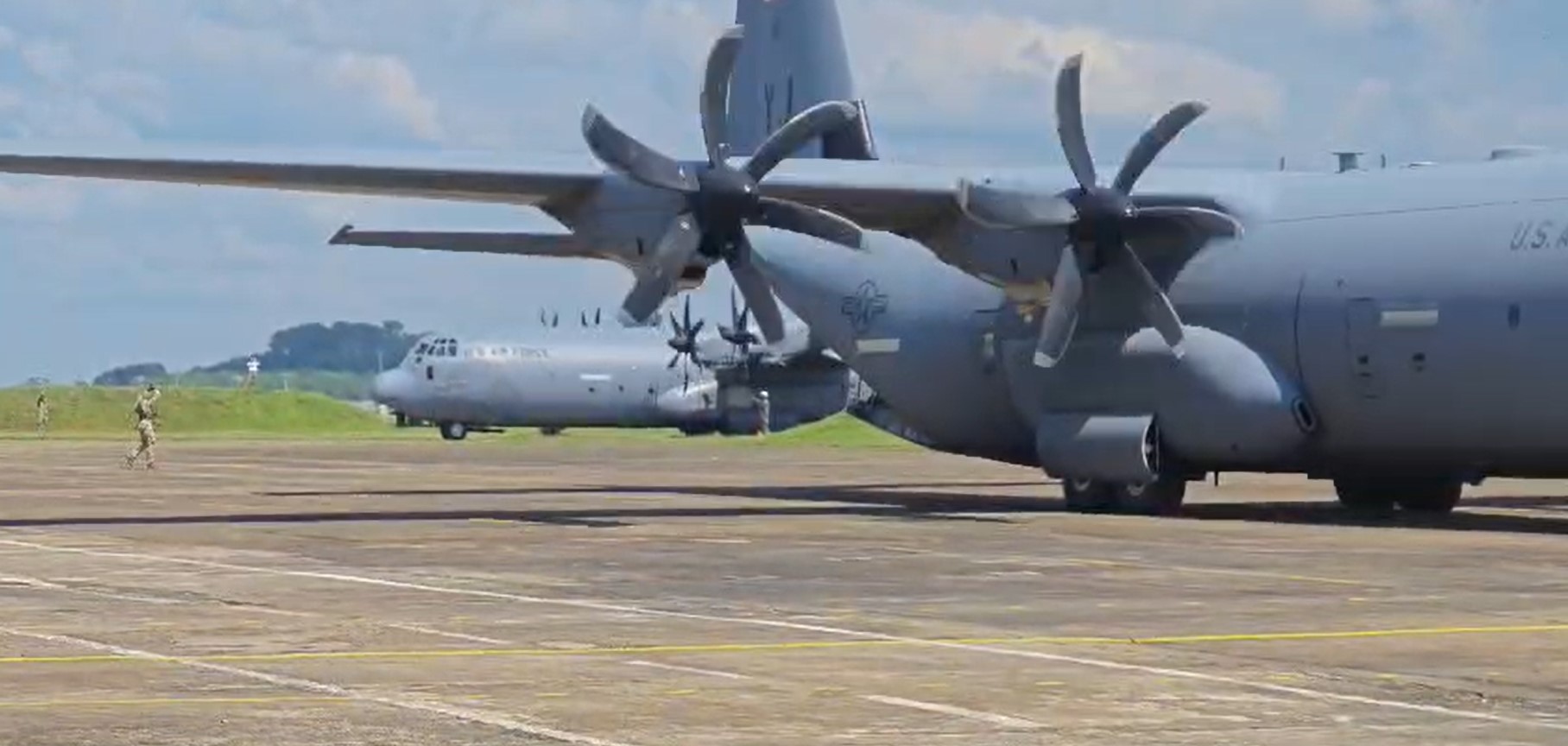 මැරීන් භටයින් 60 ක් සමග ඇමරිකානු C – 130 හර්කියුලීස් ගුවන් යානා දෙකක් කටුනායකට මැරීන් භටයින් 60 ක් සමග ඇමරිකානු C – 130 හර්කියුලීස් ගුවන් යානා දෙකක් කටුනායකට