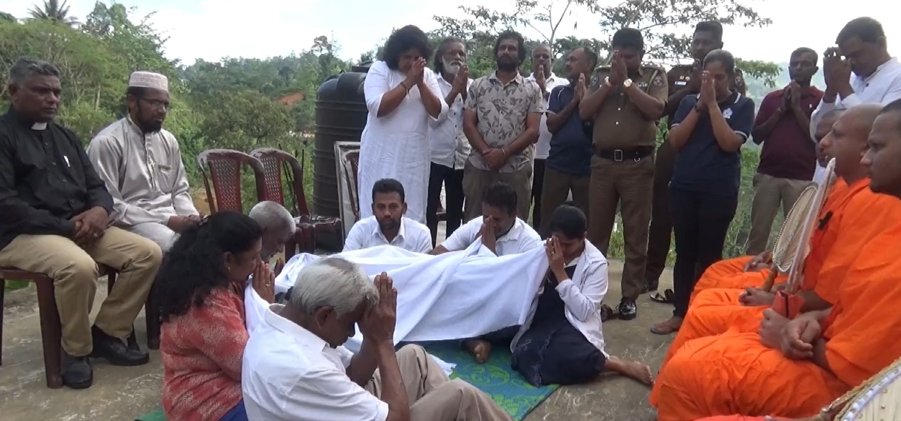 උලපනේ ගඩොල් බෝක්කුව මියගිය පිරිසකට සහ මහනුවර, උඩත්තව, නෙළුම්මල මියයිය අයට පින් පමුණුවයි උලපනේ ගඩොල් බෝක්කුව මියගිය පිරිසකට සහ මහනුවර, උඩත්තව, නෙළුම්මල මියයිය අයට පින් පමුණුවයි