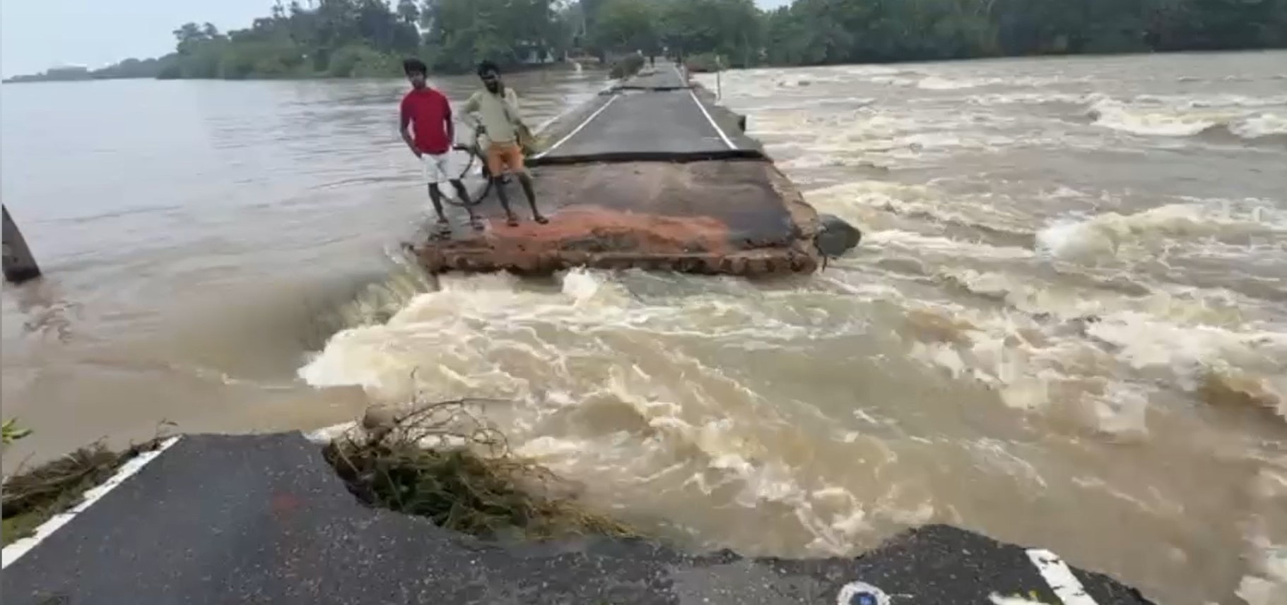 මුලතිව් වට්ටුවාකල් පාලම ස්ථාන දෙකකින් කැඩීයයි