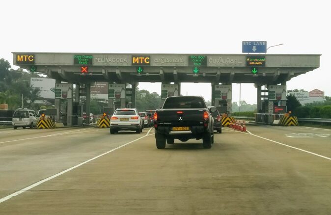 අධිවේගයේ ගාස්තු අය කිරීම ඇරභෙයි